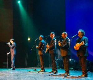 CON UN CANTO EN LOS DIENTES