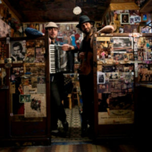 Música popular con instrumentos insólitos