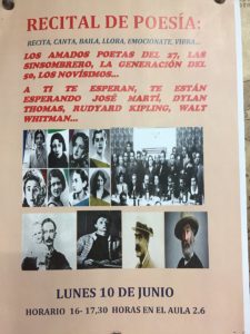 Recitando poesía con música de guitarra en vivo