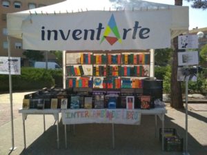 Intercambio de libros en la Plaza del Laberinto