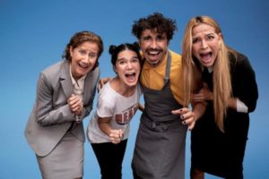 Hombres que escriben en habitaciones pequeñas