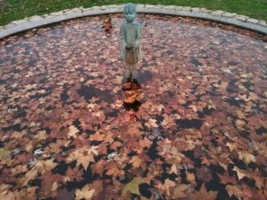 La niña estatua Arencibia en Leganés v Centenario